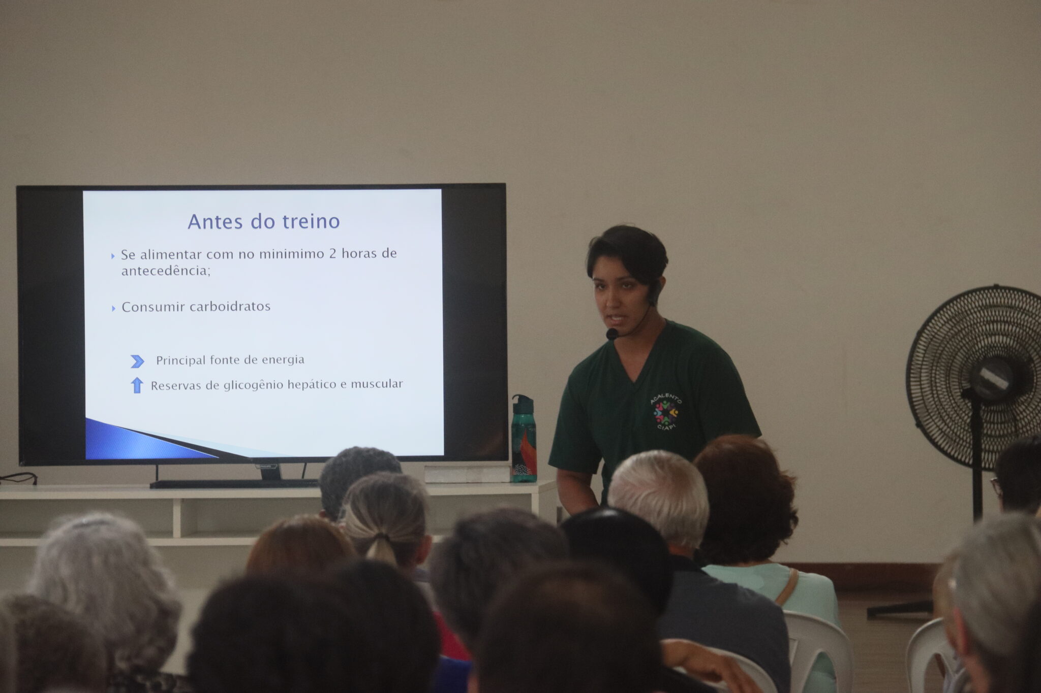 #PraTodosVerem Salão do Ciapi. Professora de Educação Física do Ciapi, Thaís Delfino, fala aos presentes sobre a influência da alimentação na atividade física.