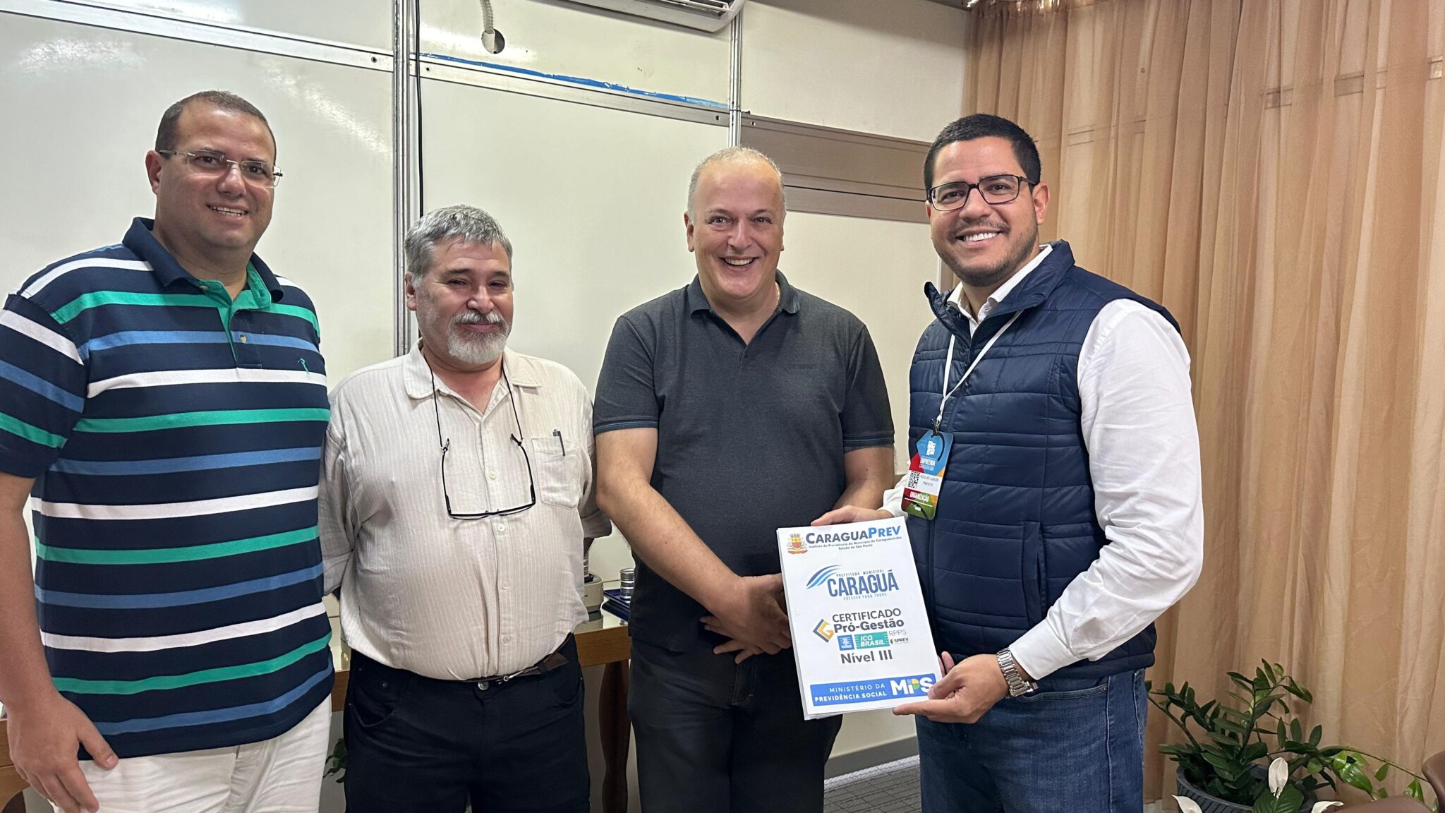 #PraTodosVerem: Prefeito Aguilar Junior, o presidente do CaraguaPrev, Pedro Ivo, e os auditores Maurício Forim Moro e Carlos Fogolin, do Instituto de Certificação de Qualidade (ICQ) Brasil